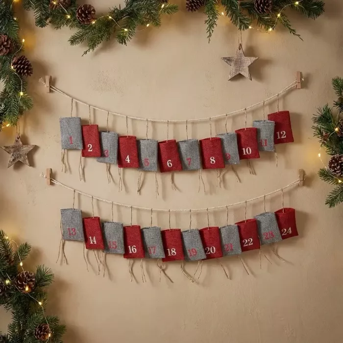 Adventskalender Textil rot grau mit 24 Beuteln zum Befüllen, 3,2 m lang