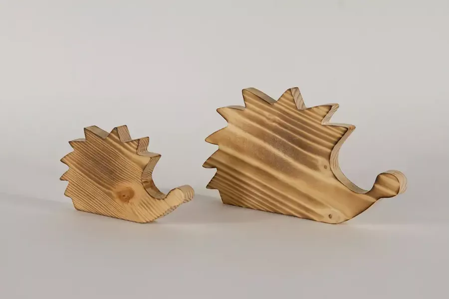 Preview: Holz-Igel aus Kiefer, geflammt 17 cm – natürliche Deko für Fensterbank oder Regal; jetzt sichern
