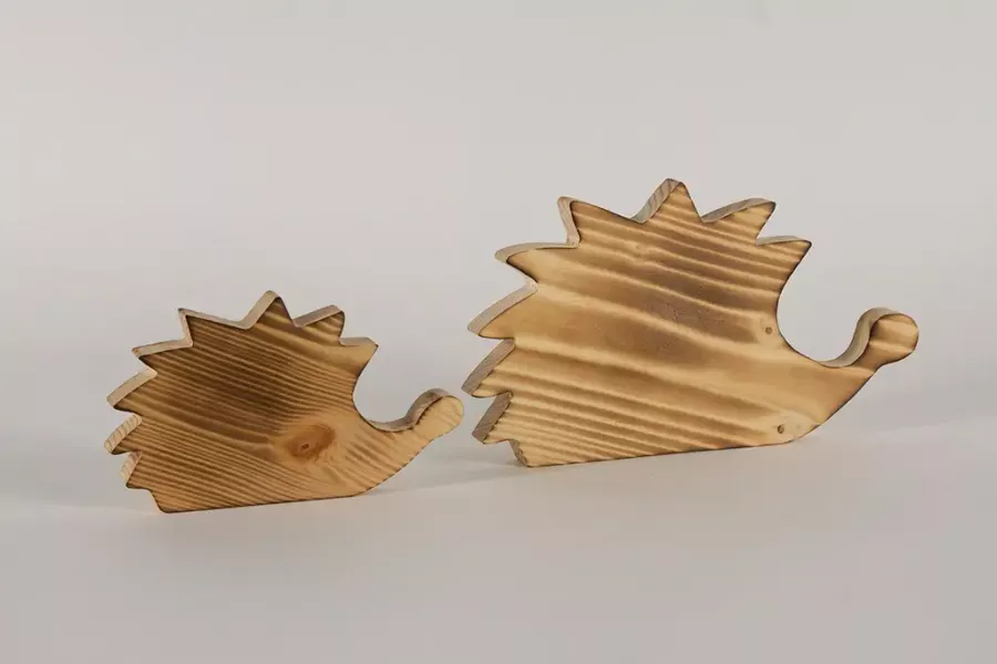 Preview: Rustikaler Kiefernholz-Igel (17 cm oder 24 cm) – gemütliche Herbst-Winter-Deko; gleich kaufen