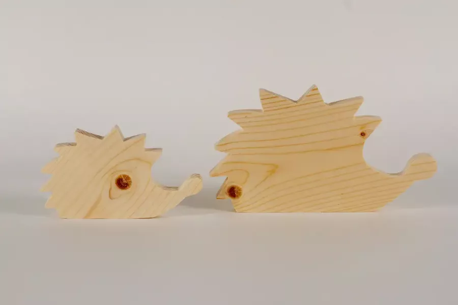 Preview: Igel aus Kiefernholz natur – dekorative Holzfigur, jetzt im Onlineshop entdecken & bestellen!