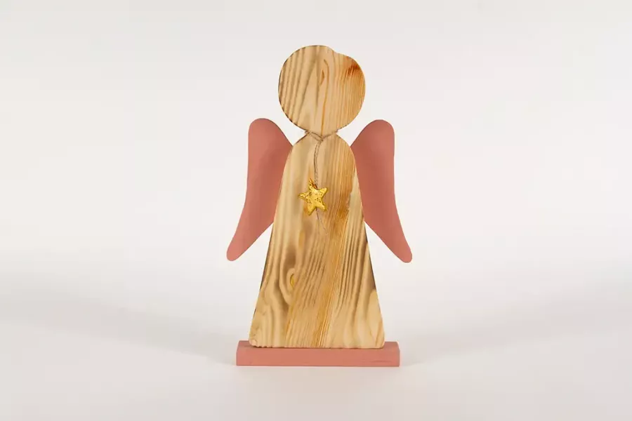 Preview: Handgefertigter Engel aus Kiefernholz mit roten Flügeln – 35 cm