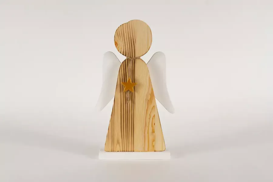 Preview: Handgefertigter Engel aus Kiefernholz mit roten Flügeln – 35 cm