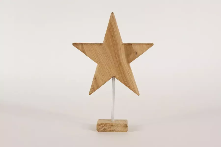Preview: Stern aus naturbelassenem Eichenholz auf Metallstab – 26 cm hohe Weihnachtsdeko