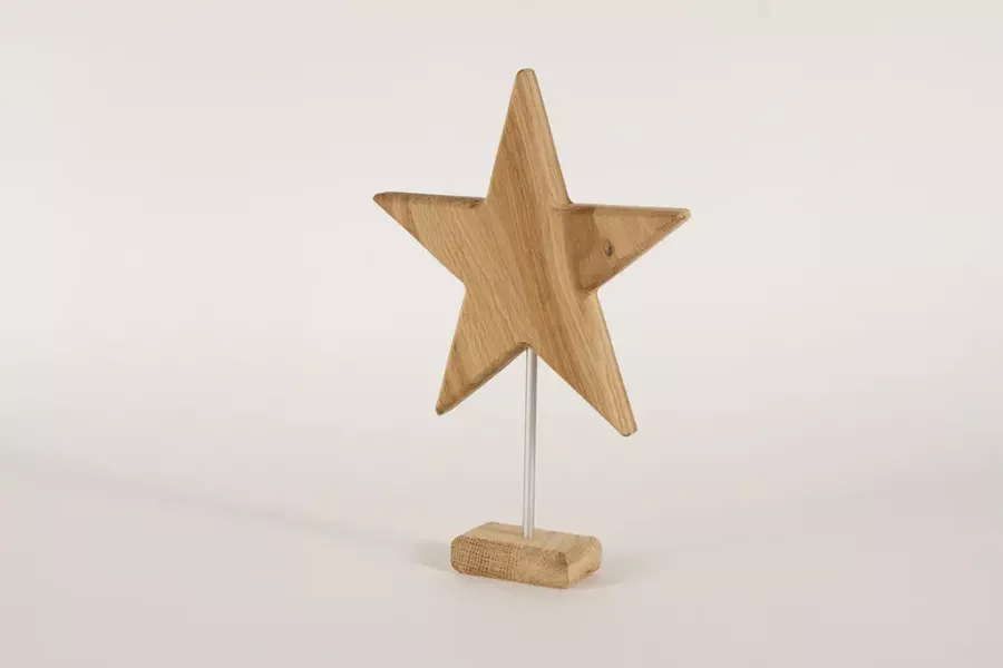 Preview: Eleganter Holzstern auf Metallstab – 26 cm, ideal für festliche Tischdekoration
