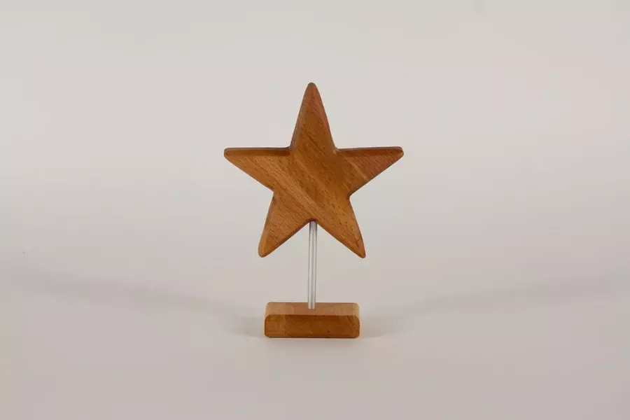 Preview: Stern aus geöltem Buchenholz auf Metallstab – 19 cm hohe Weihnachtsdeko