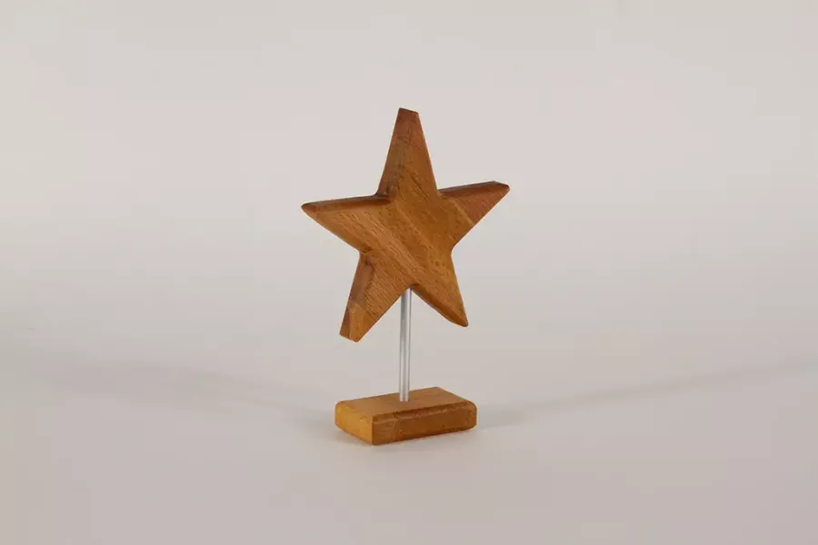 Preview: Eleganter Holzstern auf Metallstab – 19 cm, ideal für festliche Tischdekoration