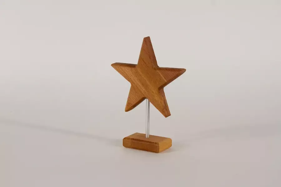 Preview: Dekorativer Stern aus Buchenholz auf Metallstab – 19 cm für natürliche Weihnachtsstimmung