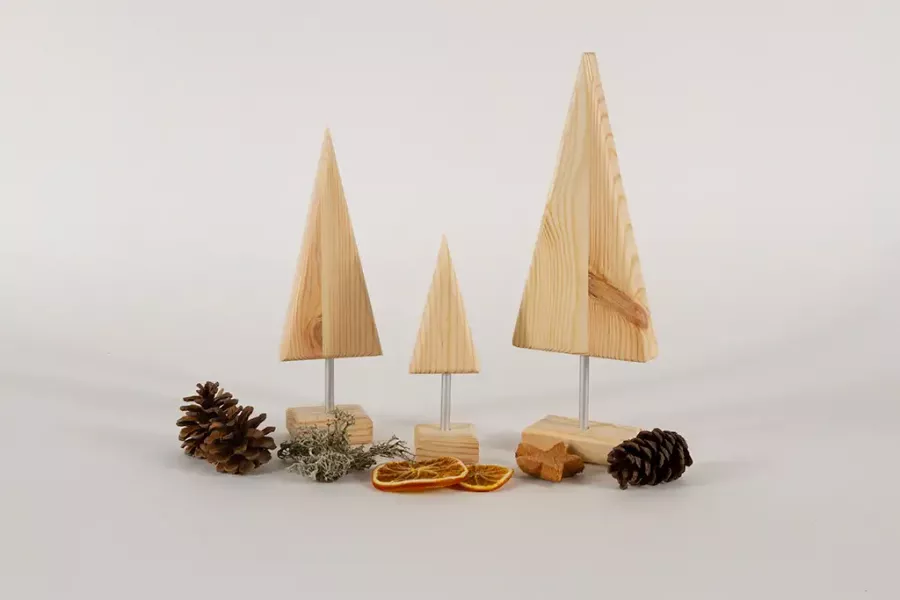 Preview: Drei Tannenbäume aus Holz auf Metallstab – natürliche Weihnachtsdeko