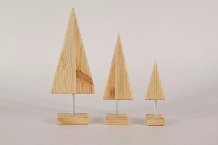 Preview: Schlichte Holz-Tannenbäume auf Metallstab – festliche Tischdekoration