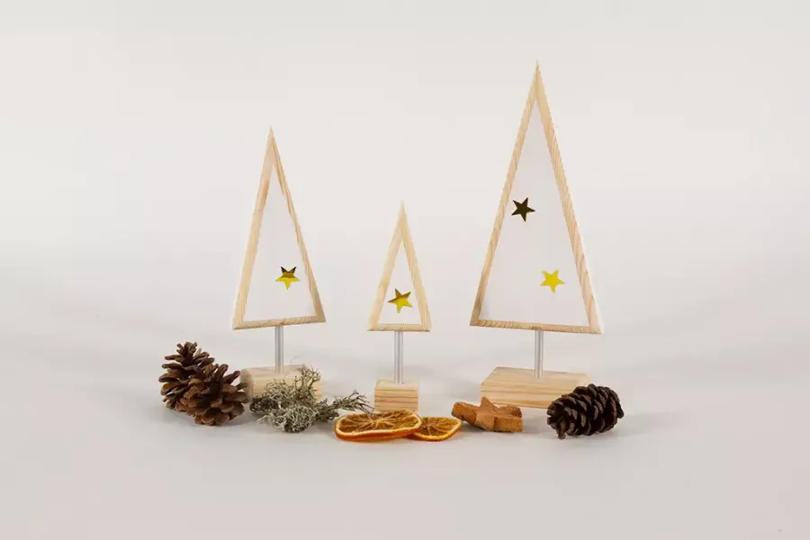 Preview: Set aus drei weißen Tannenbäumen aus Kiefernholz auf Metallstab – moderne Weihnachtsdeko