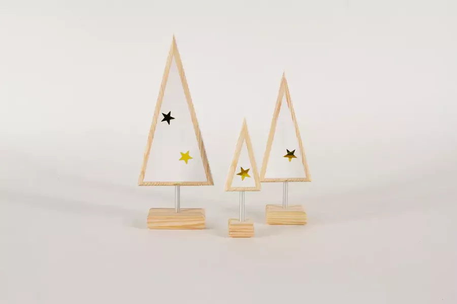 Preview: Elegante Tannenbaum-Deko aus weiß lackiertem Kiefernholz auf Metallstab – 3er Set