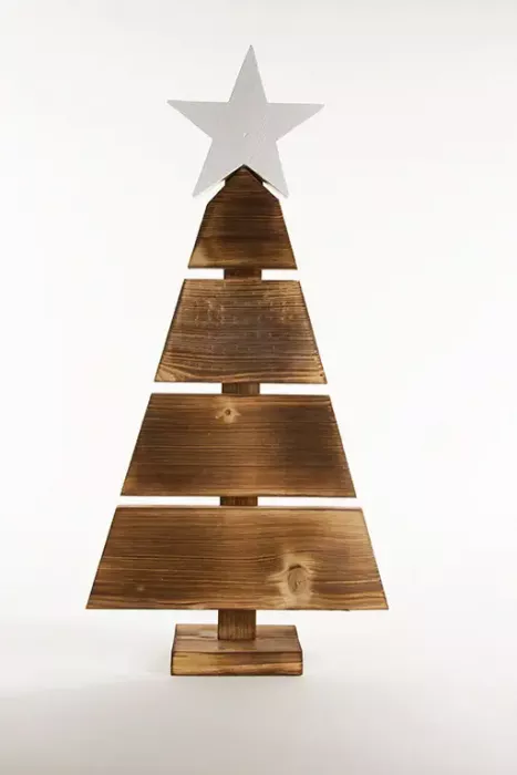 Preview: Tannenbaum aus Altholz – 58 cm hohe Weihnachtsdeko mit geflammter Optik und lasierter Stern-Spitze