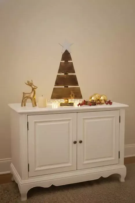 Tannenbaum aus Altholz – 58 cm hohe Weihnachtsdeko mit geflammter Optik und lasierter Stern-Spitze