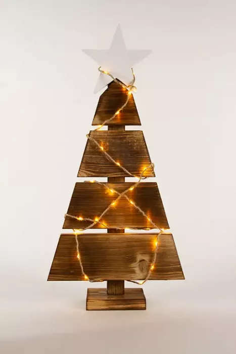 Preview: Tannenbaum aus Altholz – 58 cm hohe Weihnachtsdeko mit LED-Beleuchtung und lasierter Stern-Spitze