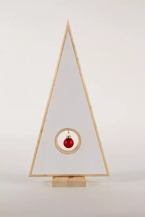 Preview: Tannenbaum aus weiß gebeiztem Kiefernholz – moderne Weihnachtsdeko
