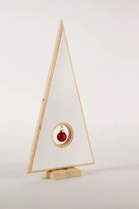 Preview: Schlichter Tannenbaum aus Holz in Weiß – festliche Tischdekoration