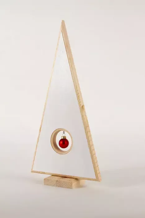 Preview: Eleganter weißer Holz-Tannenbaum – stilvolle Weihnachtsdekoration