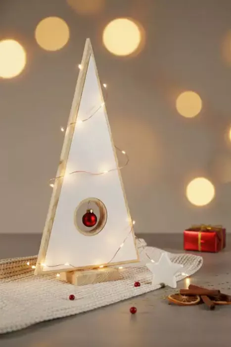 Schlichter Tannenbaum aus Holz in Weiß – festliche Tischdekoration