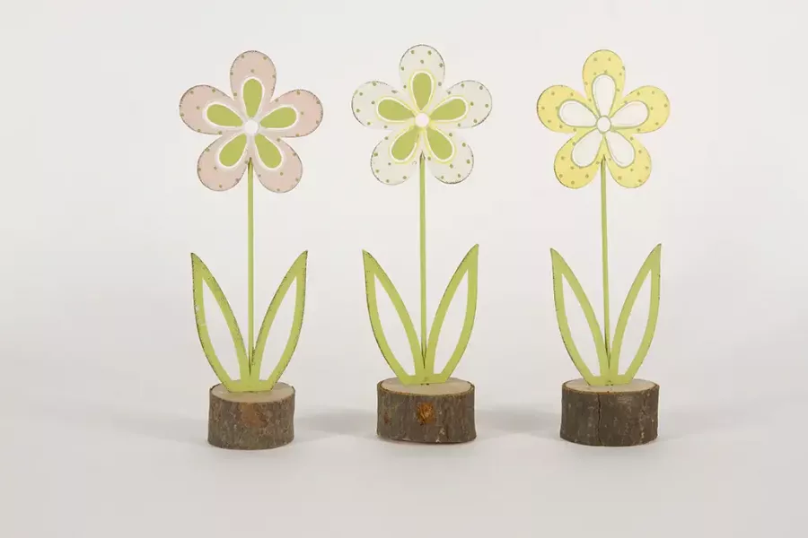 Preview: Blume aus Metall auf Holzstamm ca. 26 cm – jetzt Frühlingsdeko online entdecken & gleich bestellen!