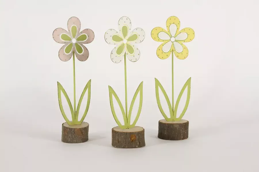 Preview: Metall‑Blume in Rosa/Gelb/Weiß auf Holzstamm – farbenfrohe Frühlingsdeko. Jetzt im Shop sichern & dekorieren!