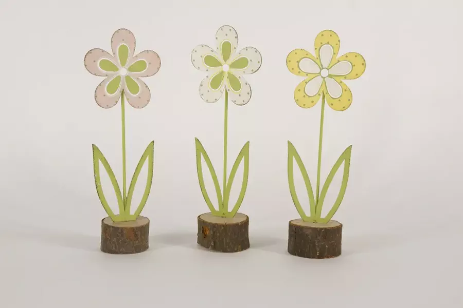 Preview: Fröhliche Frühlingsblume aus Metall auf Holzstamm 26 cm – stilvolle Tischdeko & Geschenkidee. Jetzt online kaufen!