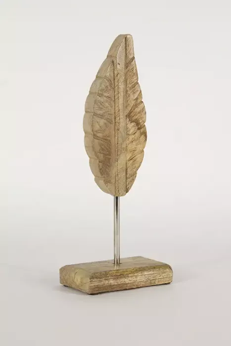 Preview: Mangoholz Blattfigur auf Holzsockel – stilvolle Tischdeko für jeden Raum. Jetzt im Shop sichern!