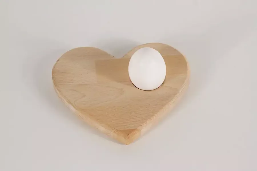 Preview: Eierbrett in Herzform aus Holz – Frühstücksbrett jetzt online kaufen