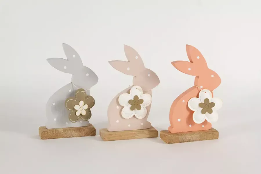 Preview: Lackierter Osterhase aus Holz auf Eichensockel in attraktiven Farben