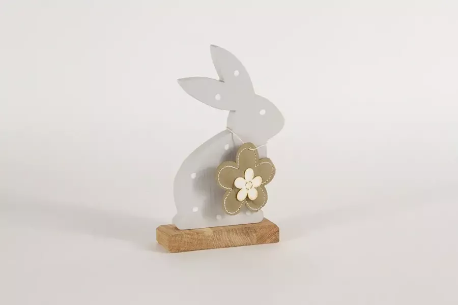 Lackierter Osterhase aus Holz auf Eichensockel in nebel