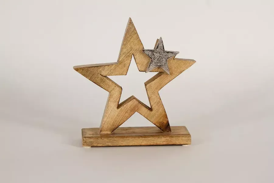 Preview: Stern aus Mangoholz mit glänzendem Metallstern – stilvolle Weihnachtsdekoration