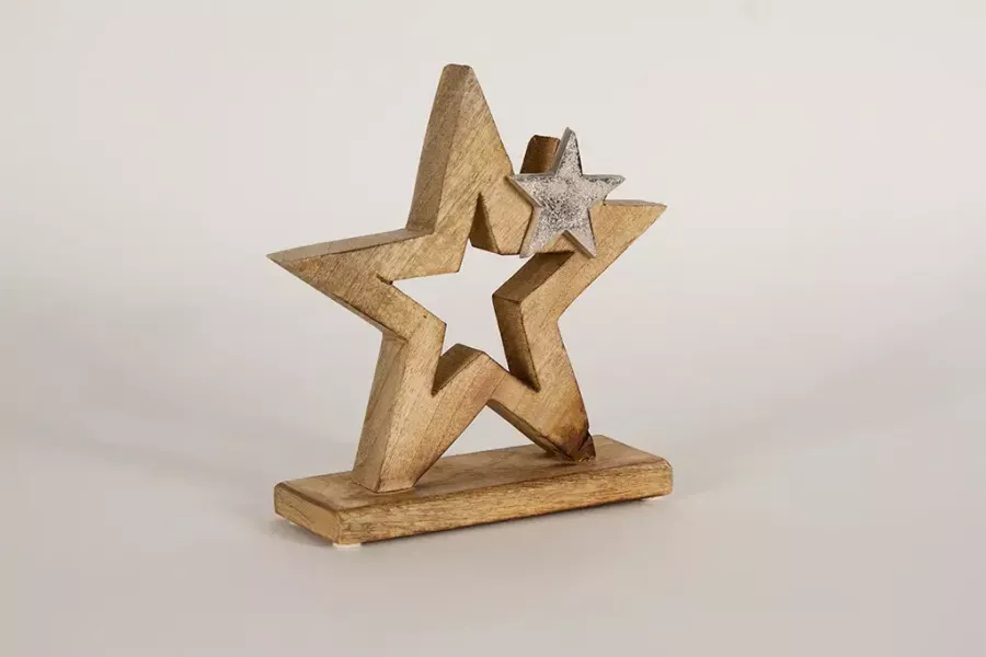 Preview: Eleganter Holzstern verziert mit Metallstern – moderne Weihnachtsdeko auf dem Tisch