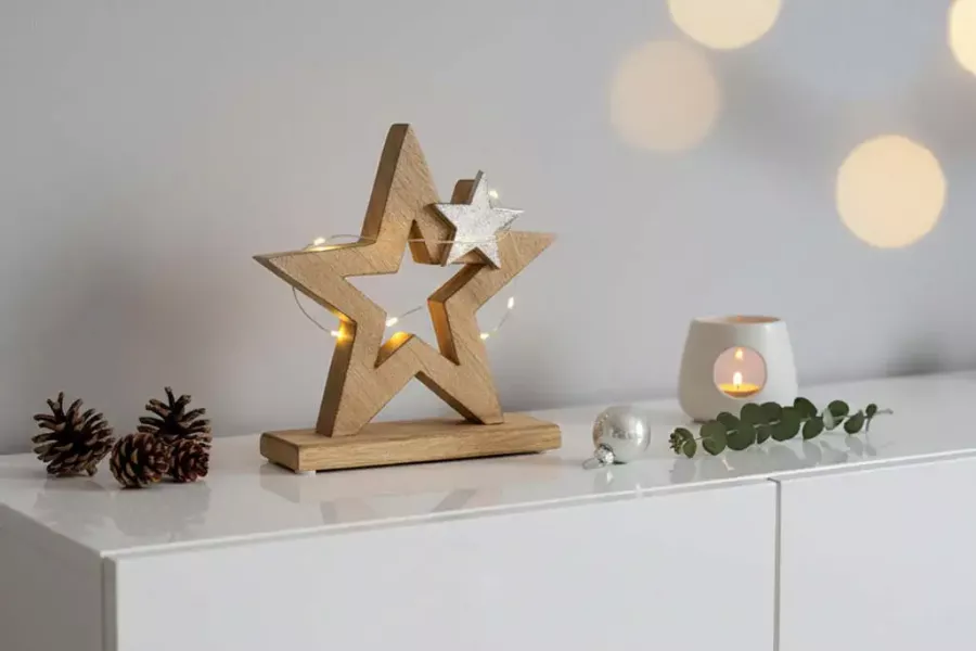 Stern aus Mangoholz mit glänzendem Metallstern – stilvolle Weihnachtsdekoration