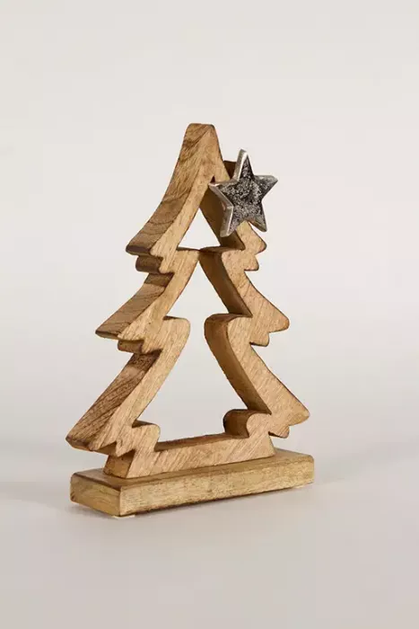 Preview: Moderner Holz-Tannenbaum geschmückt mit glänzendem Metallstern – festliche Stimmung