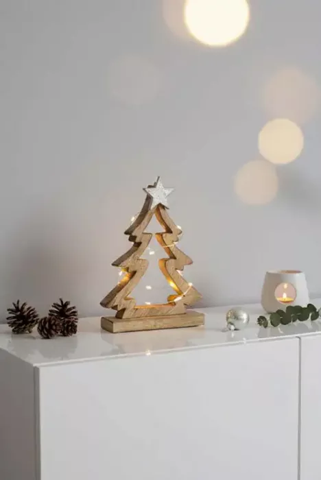 Tannenbaum aus Holz mit Metallstern – stilvolle Weihnachtsdeko für Zuhause