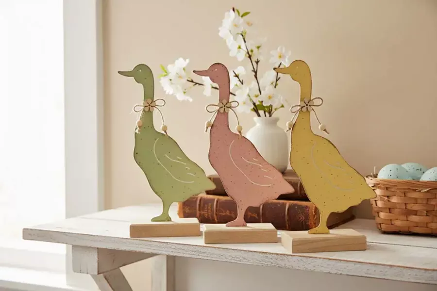 Ente aus Metall auf Holz Sockel bunt
