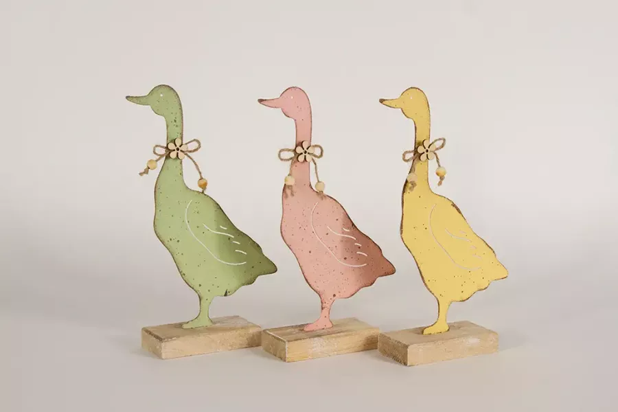 Preview: Ente aus Metall auf Holz Sockel bunt