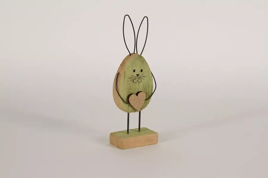 Preview: Osterhase Holz Metall grün mit goldenem Herz Tischdeko bestellen