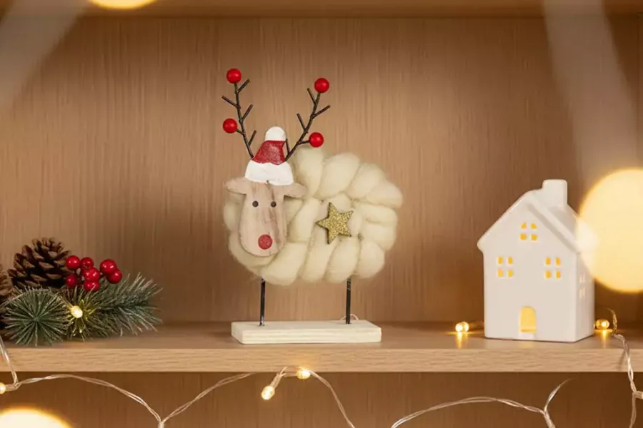 Elch aus Holz mit weißer Wollverzierung als rustikale Winterdeko