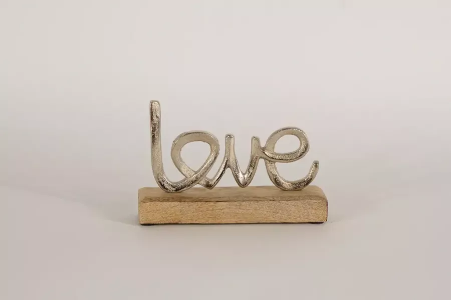 Preview: Schriftzug „Love“ aus Metall auf Holz – romantische Wohnraumdekoration