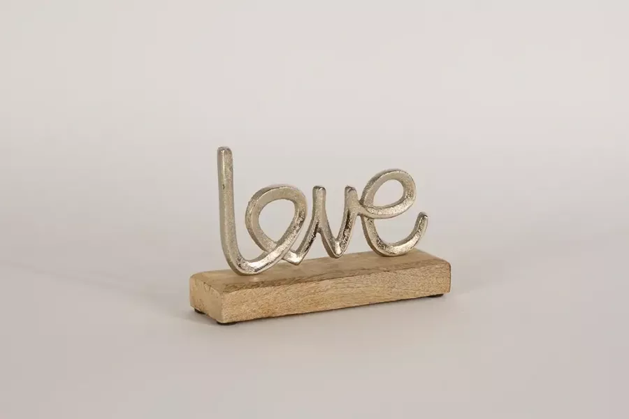Preview: Schriftzug „Love“ aus Metall auf Holz – romantische Wohnraumdekoration