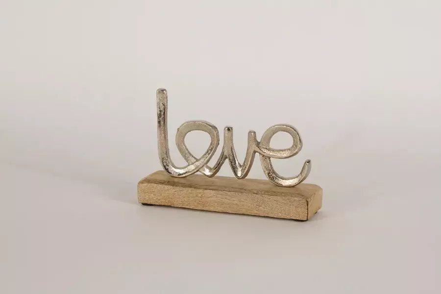 Preview: Schriftzug „Love“ aus Metall auf Holz – romantische Wohnraumdekoration