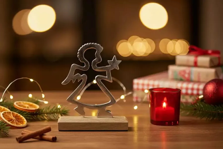 Engel aus Metall und Holz als edle Dekofigur für Advent und Winter