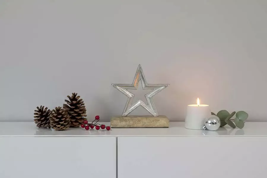 Stern aus Metall und Holz als elegante Weihnachtsdekoration