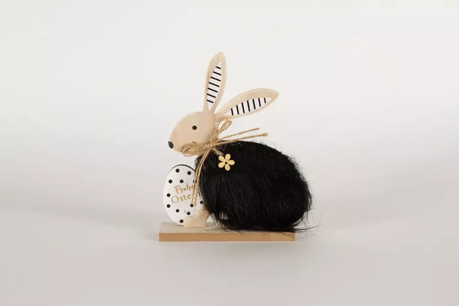 Preview: Hase „Frohe Ostern“ aus Holz mit Fell und Osterei rustikale Frühlingsdeko