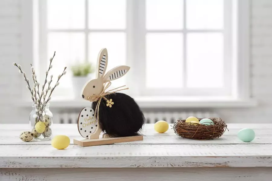 Holz Hase mit Fell und Osterei Tischdeko Ostern Fensterbank Deko