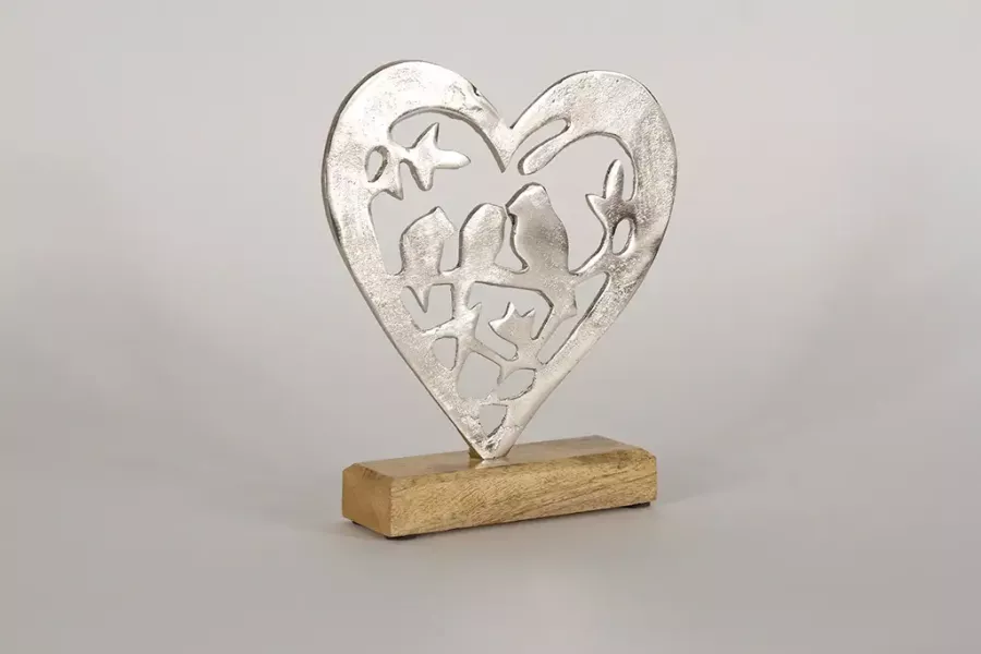 Preview: Romantischer Aufsteller: Vogel im Herz aus Metall auf Mangoholz-Sockel – perfekte Geschenkidee.