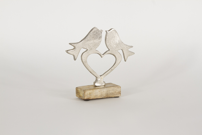Vogel auf Herz aus Metall mit Holzsockel