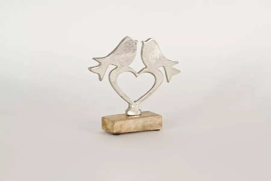 Preview: Romantischer Aufsteller: Vogel auf Herz aus Metall auf Mangoholz-Sockel – perfekte Geschenkidee.