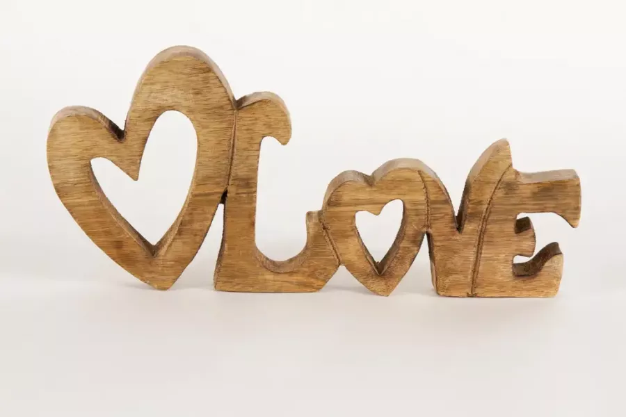 Schriftzug Love aus Mangoholz – natürliche und romantische Wohnraumdekoration