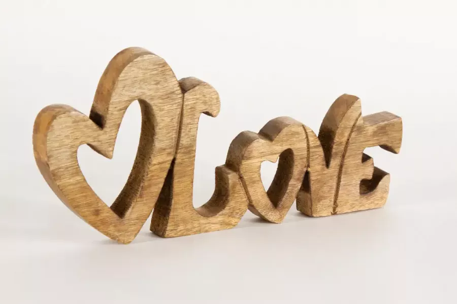 Preview: Schriftzug Love aus Mangoholz – natürliche und romantische Wohnraumdekoration